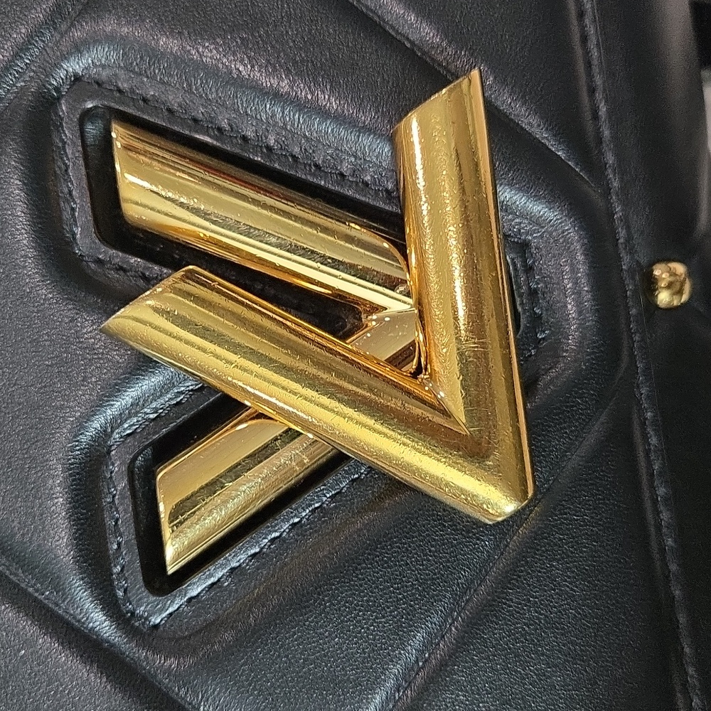Louis Vuitton Twist Full MM Handbag Lambskin Quilted, year 2022 - Picture 9 of 12